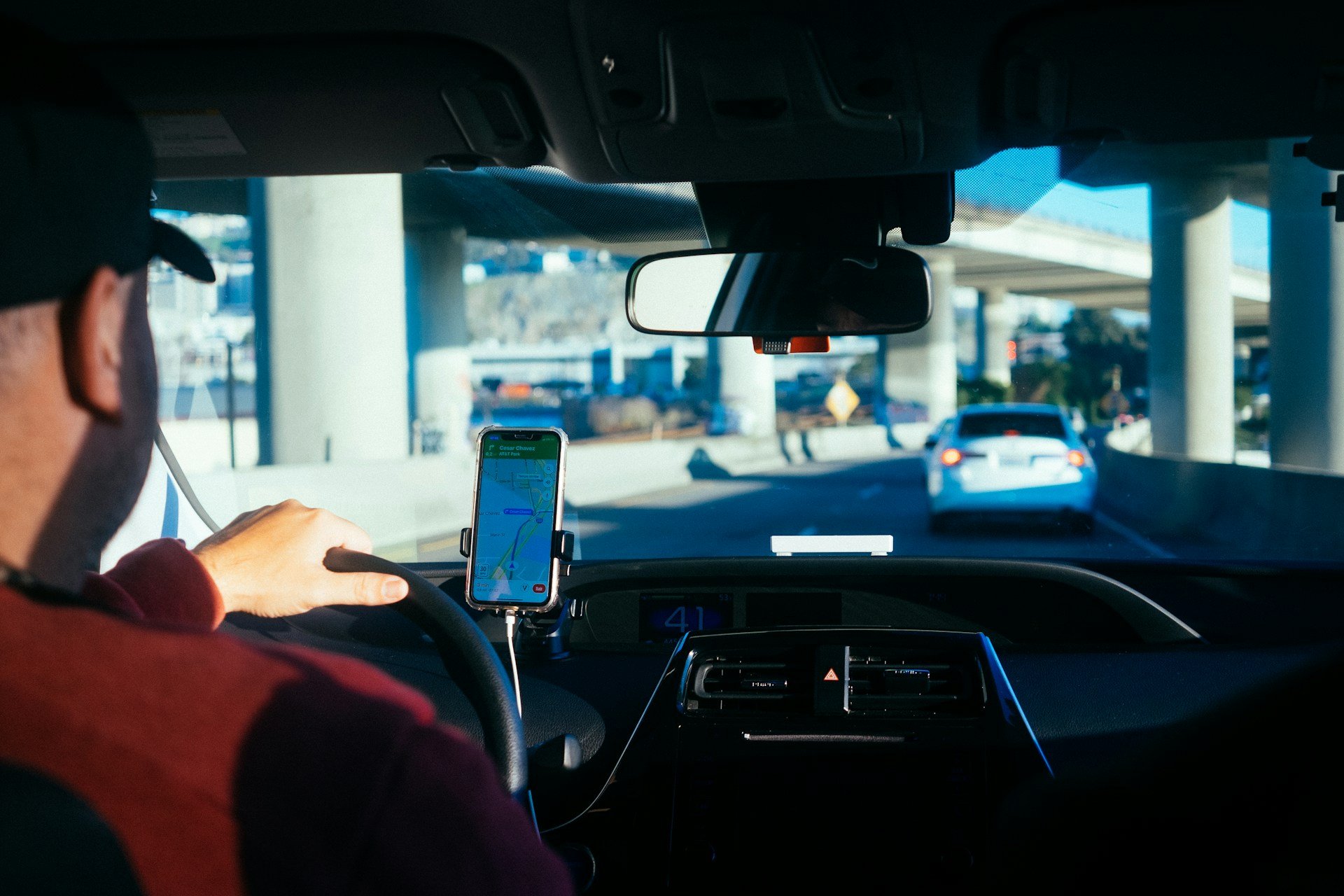 ladrao-desiste-de-roubar-celular-de-motorista-ao-ouvir-louvor-em-carro-de-aplicativo