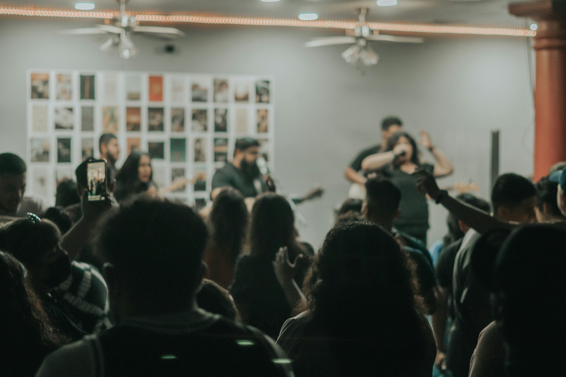muculmanos-invadem-culto-e-forcam-cristaos-a-parar-de-adorar-a-jesus
