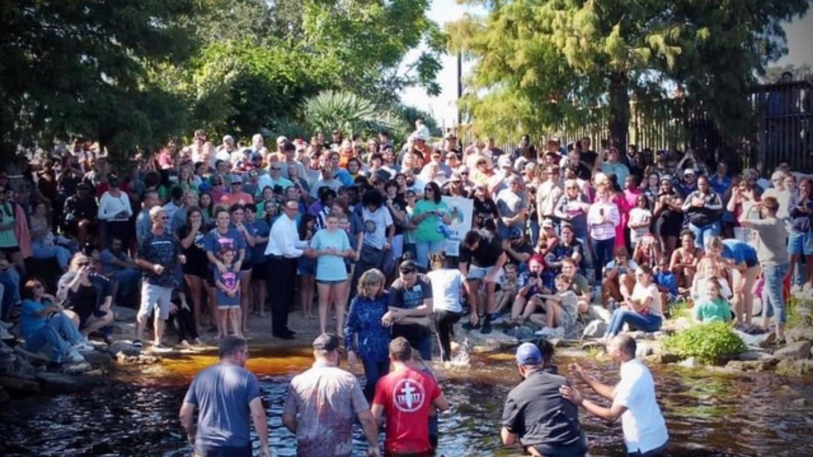 igrejas-batizam-172-adolescentes-apos-se-unirem-para-pregar-nos-eua:-“deus-abriu-o-ceu”
