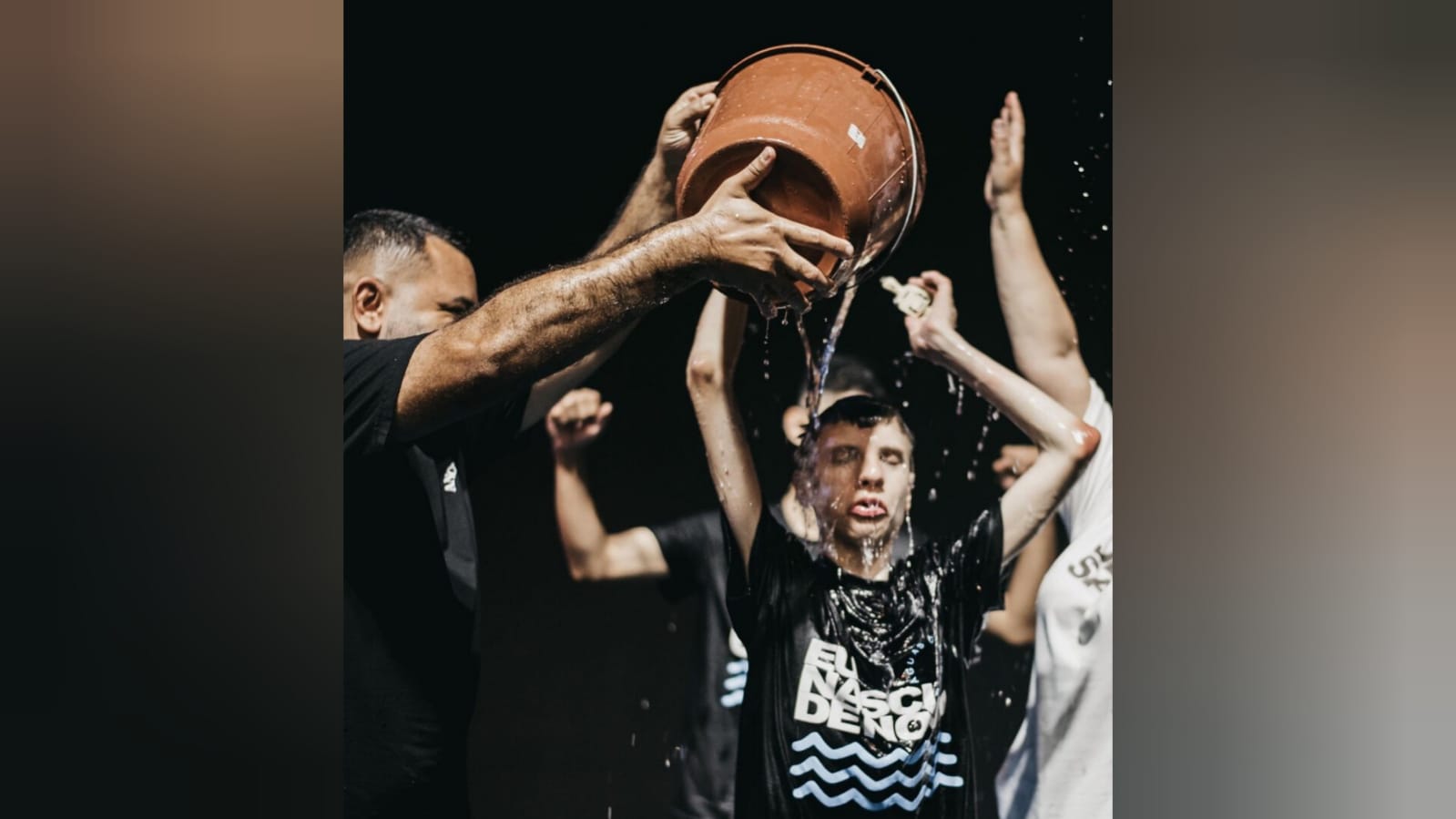 “estamos-impactados”:-jovem-autista-emociona-igreja-durante-batismo