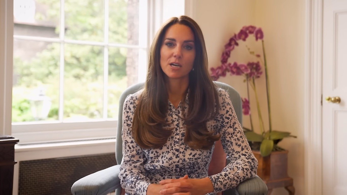 kate-middleton-se-voltou-para-fe-crista-durante-batalha-contra-cancer,-dizem-fontes