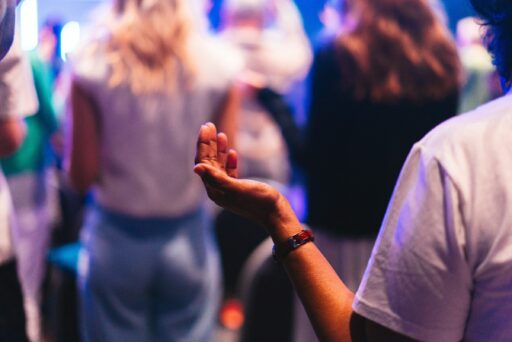 numero-de-catolicos-que-frequentam-igrejas-evangelicas-aumenta-no-brasil