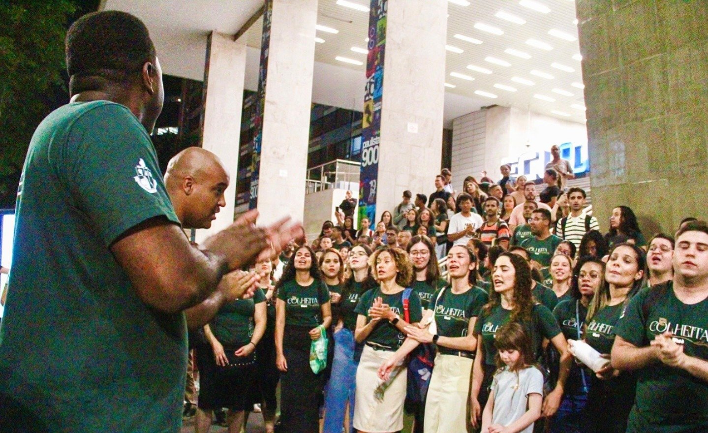 jovens-evangelizam-com-coral-na-avenida-paulista:-“levando-a-luz-do-evangelho”
