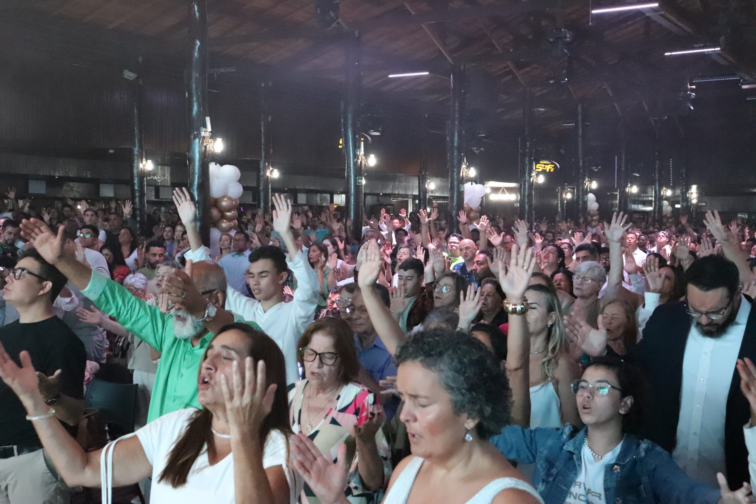 igreja-celebra-virada-do-ano-com-mesa-para-2.000-pessoas:-‘muitas-passariam-sozinhas’