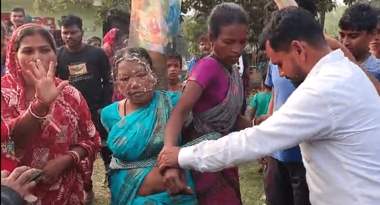 cristas-sao-amarradas-e-torturadas-por-multidao-de-hindus-na-india