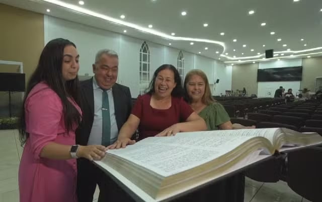 igreja-transcreve-a-mao-biblia-gigante-em-go:-“uma-forma-de-memorizar”