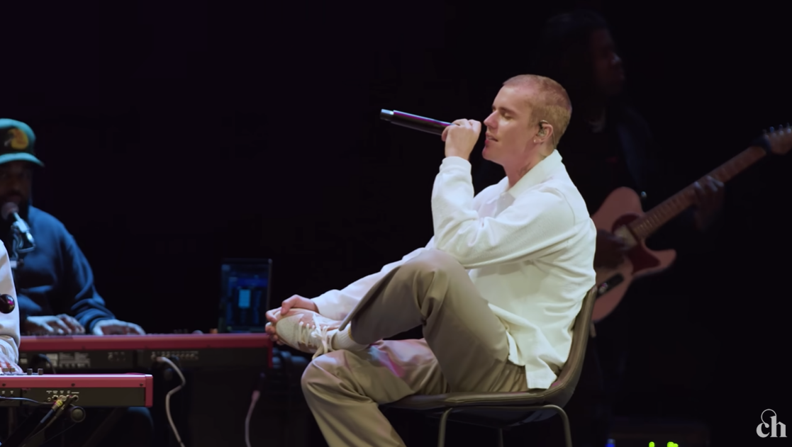justin-bieber-compartilha-momento-de-oracao:-‘es-o-rei,-o-pastor-e-pai’