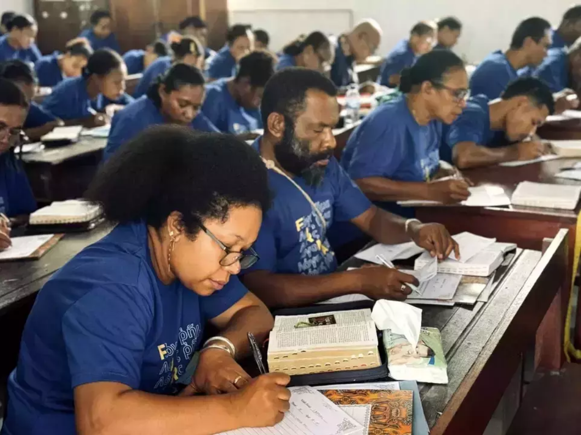milhares-de-cristaos-escrevem-versiculos-biblicos-a-mao-e-batem-recorde-em-papua