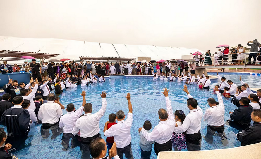 igreja-batiza-16-mil-novos-cristaos-em-diversos-paises-da-america-latina:-‘uma grande festa’