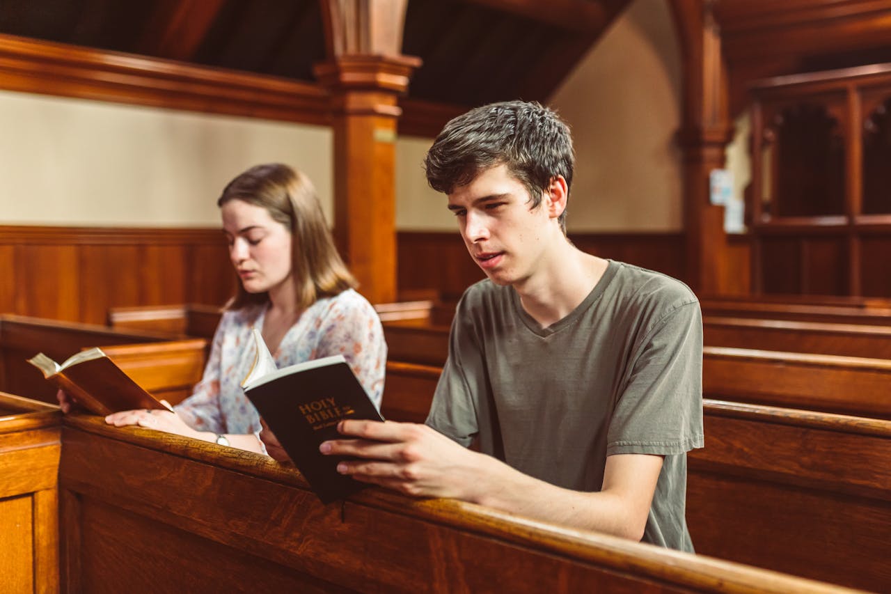 com-jovens-mais-interessados,-vendas-de-biblias-aumentam-61%-no-reino-unido
