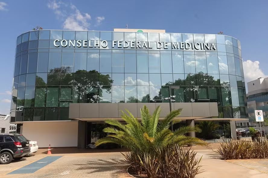 conselho-de-medicina-proibe-bloqueadores-hormonais-para-transicao-de-genero-em-menores
