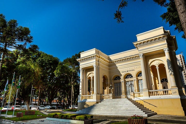 projeto-de-lei-de-curitiba-proibe-simbolos-cristaos-em-eventos-lgbt