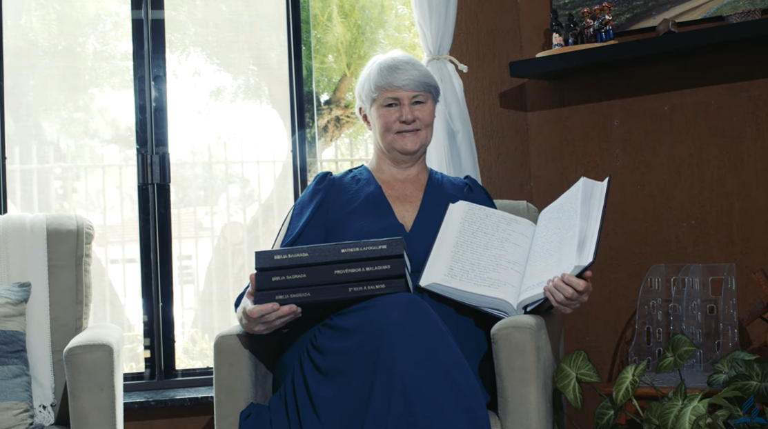 mae-presenteia-filhos-com-biblia-escrita-a-mao-e-inspira:-‘a-palavra-de-deus-transforma’