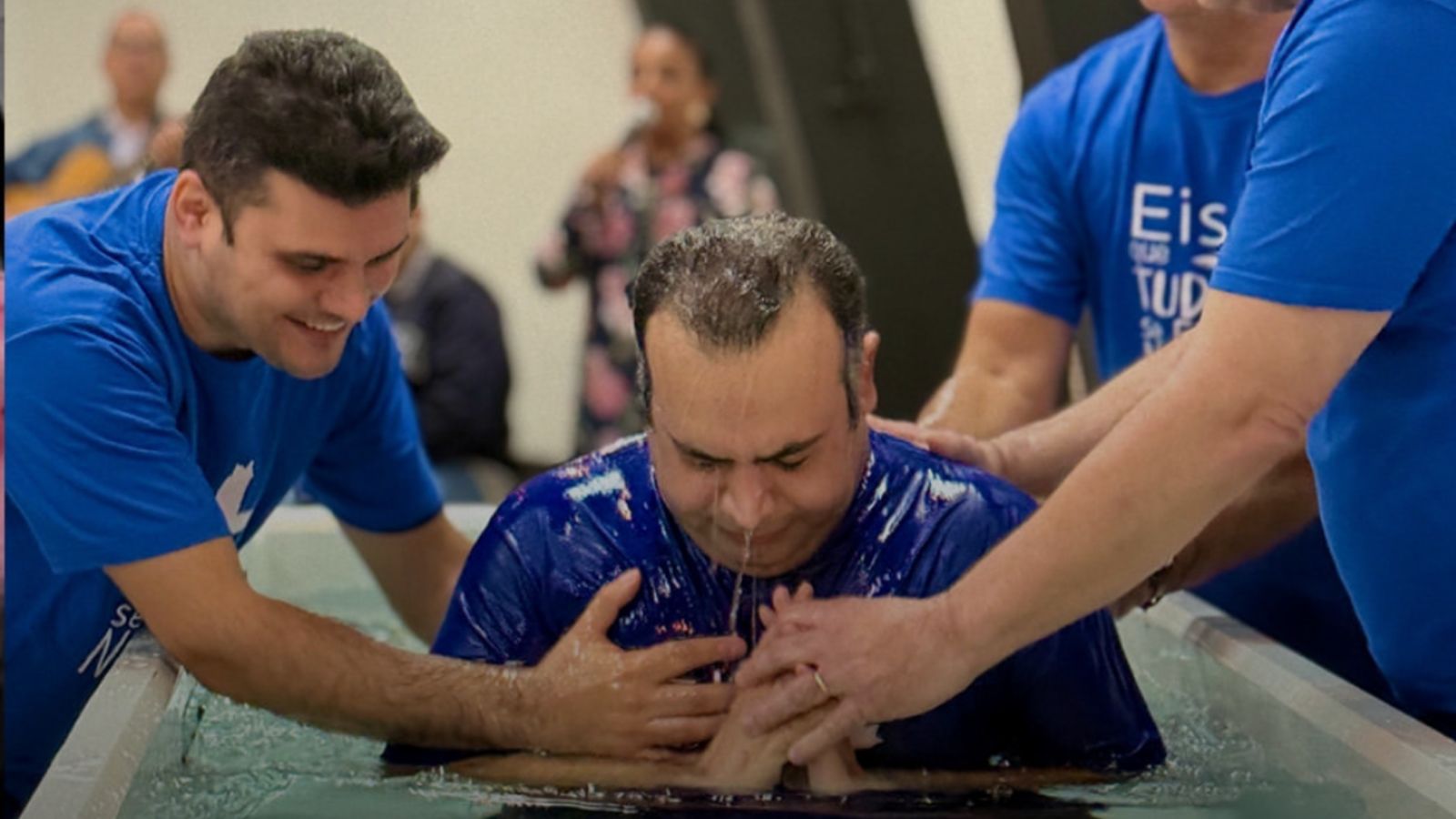 “marco-historico”:-iranianos-sao-batizados-em-igreja-persa-em-sao-paulo