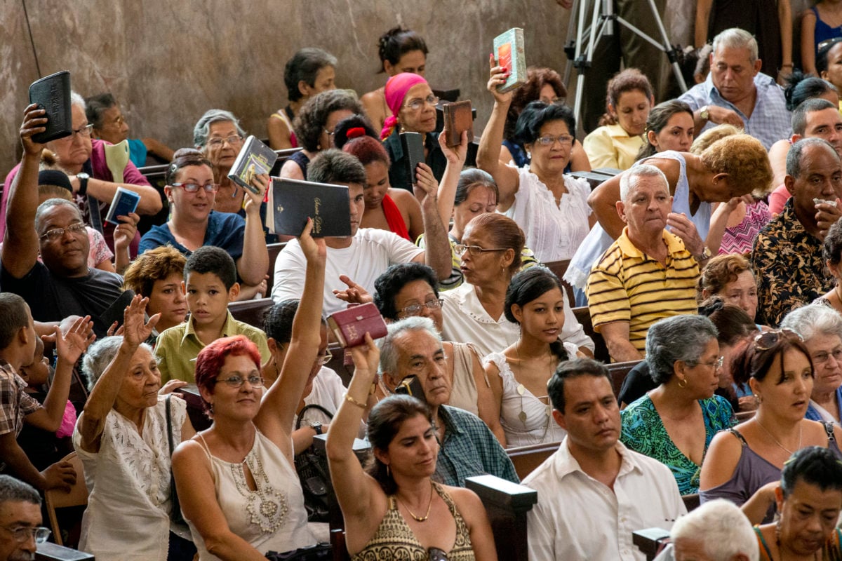 ex-estado-ateu,-cuba-tem-aumento-de-evangelicos-e-oracoes-em-publico