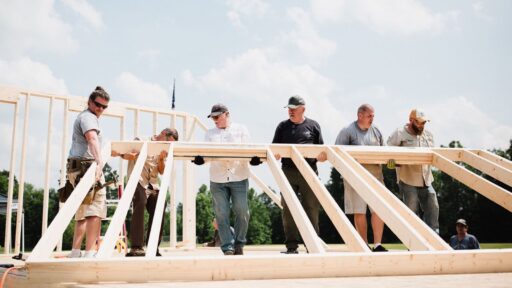 igreja-ajuda-a-construir-vila-para-jovens-orfaos:-‘o-corpo-de-cristo-se-uniu’