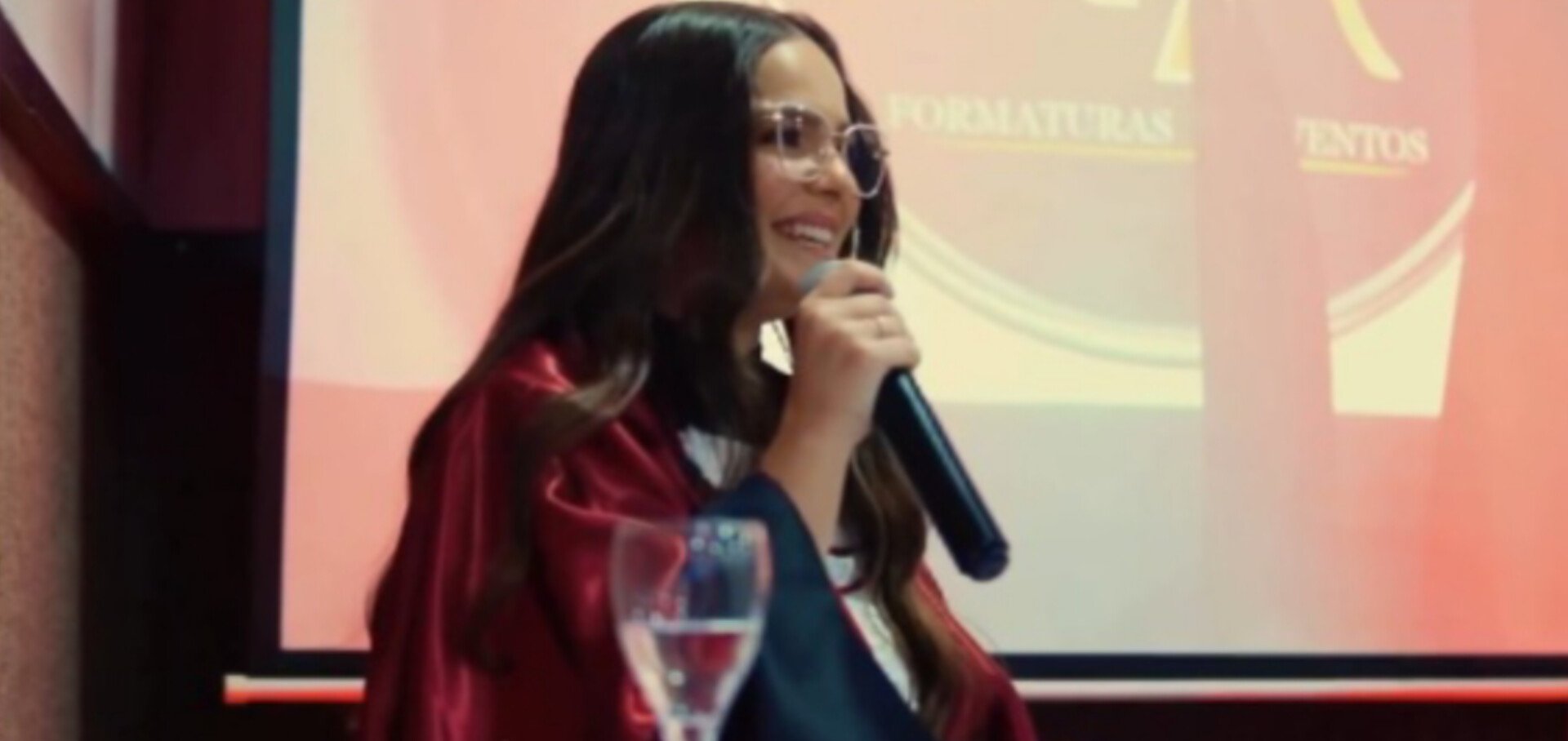 jovem-prega-jesus-em-discurso-de-sua-formatura:-“ele-morreu-por-voce,-creia-no-evangelho”