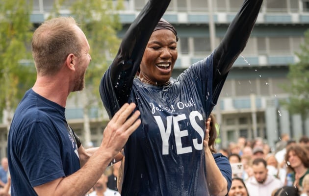 mais-de-1.000-pessoas-participam-de-culto-e-batismos-em-praca,-na-suica