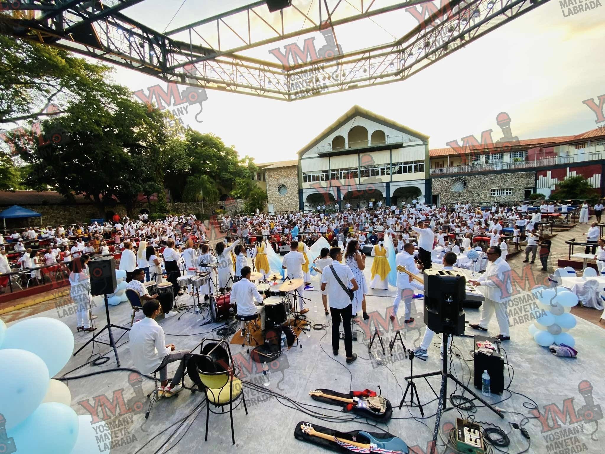 policia-interrompe-culto-em-anfiteatro-e-cristaos-louvam-na-rua-em-cuba