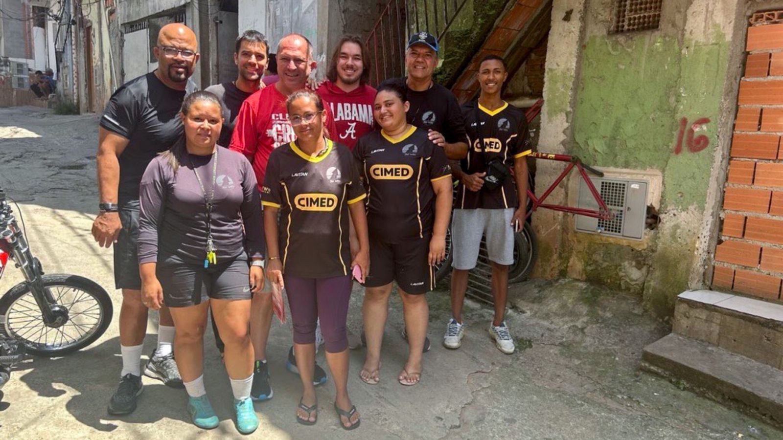 missionarios-americanos-evangelizam-em-favela-em-sp-e-levam-viciada-a-jesus