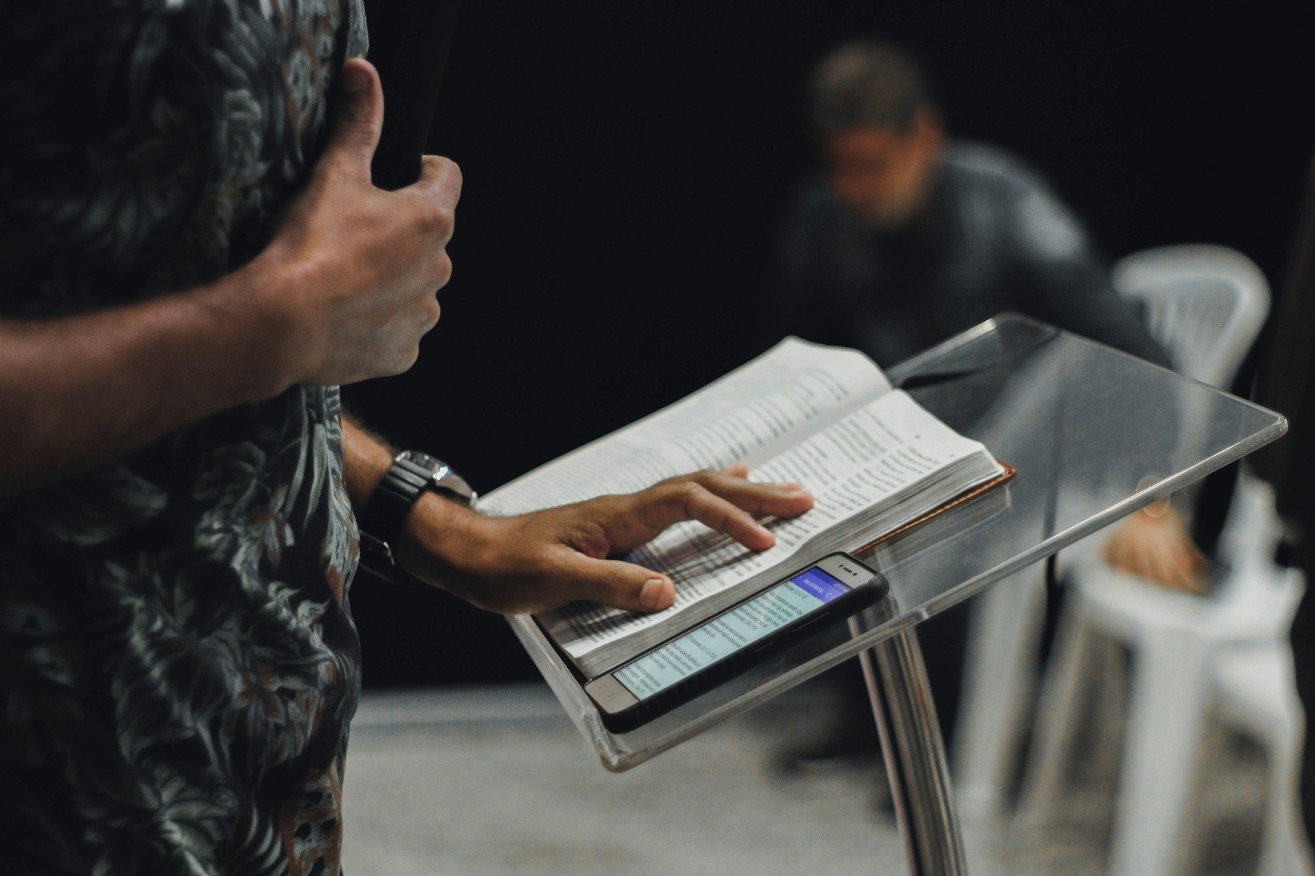 biblias-digitais-ultrapassam-pela-1a-vez-exemplares-impressos-distribuidos-em-2024