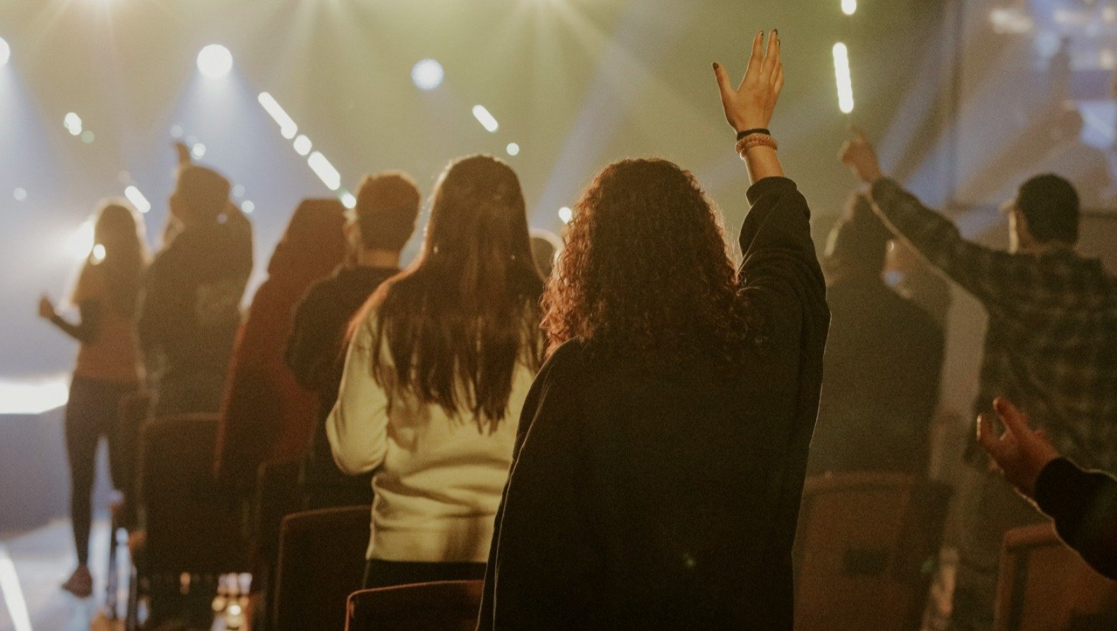 estudo:-geracao-z-e-millennials-superam-as-geracoes-mais-velhas-na-frequencia-a-igreja