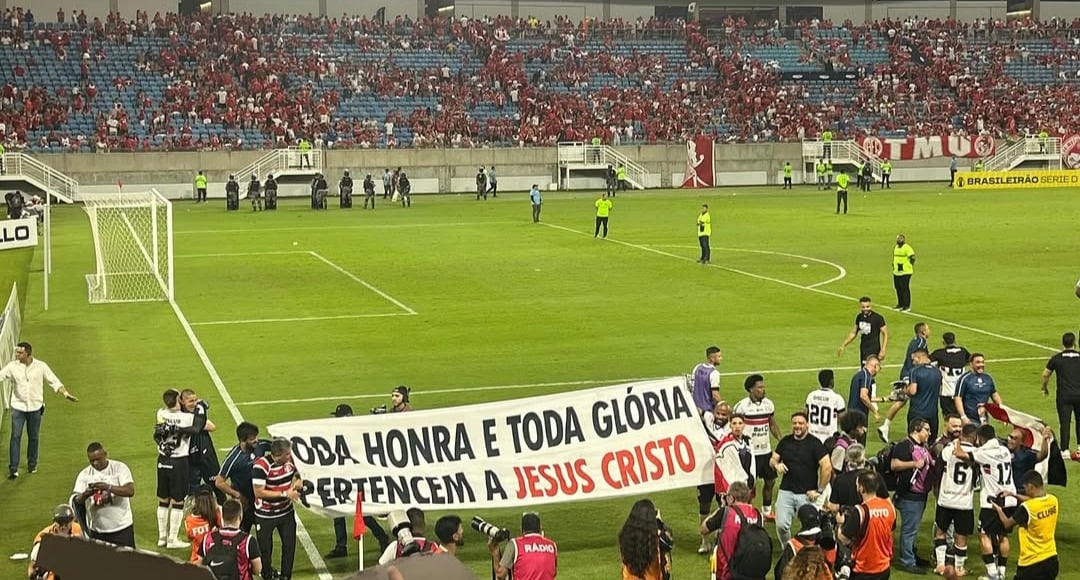 jogadores-do-santa-cruz-exibem-faixa-‘toda-honra-e-gloria-a-jesus’-apos-vitoria