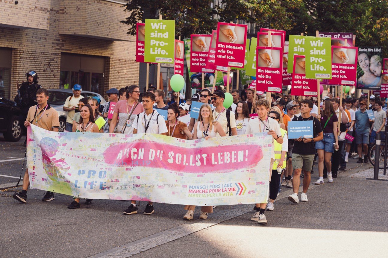 marcha-pela-vida-reune-2.000-participantes-contra-o-aborto-nas-ruas-de-zurique