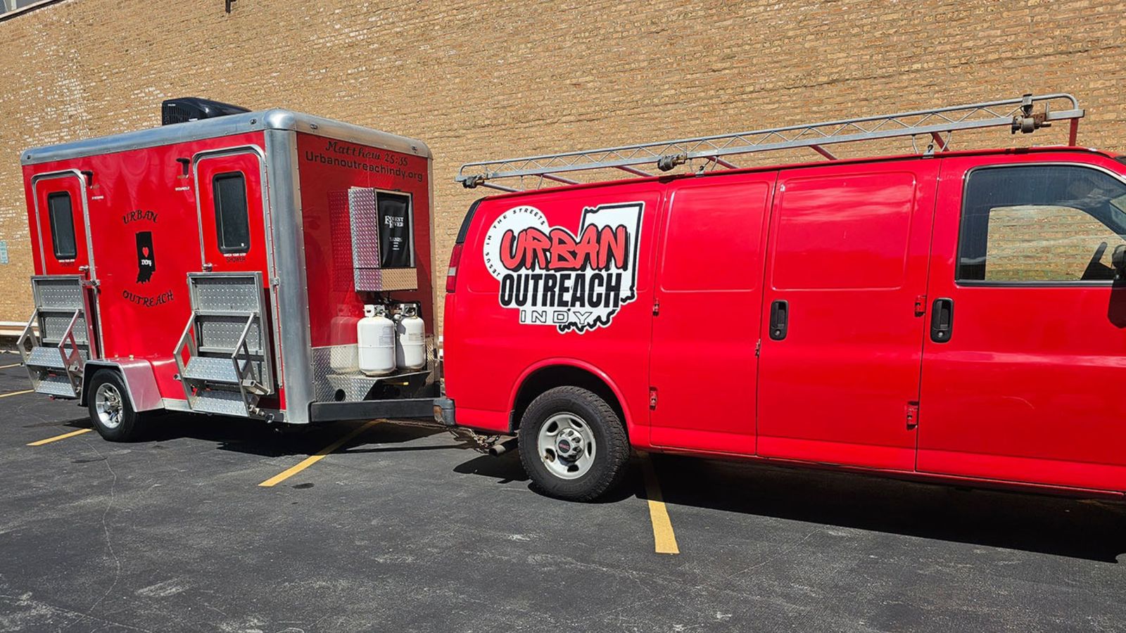 ministerio-monta-trailer-com-banho-gratuito-para-atrair-sem-teto-nos-eua