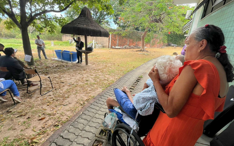 idoso-de-84-anos-e-batizado-em-clinica-no-ceara:-“queria-paz,-estou-muito-feliz”
