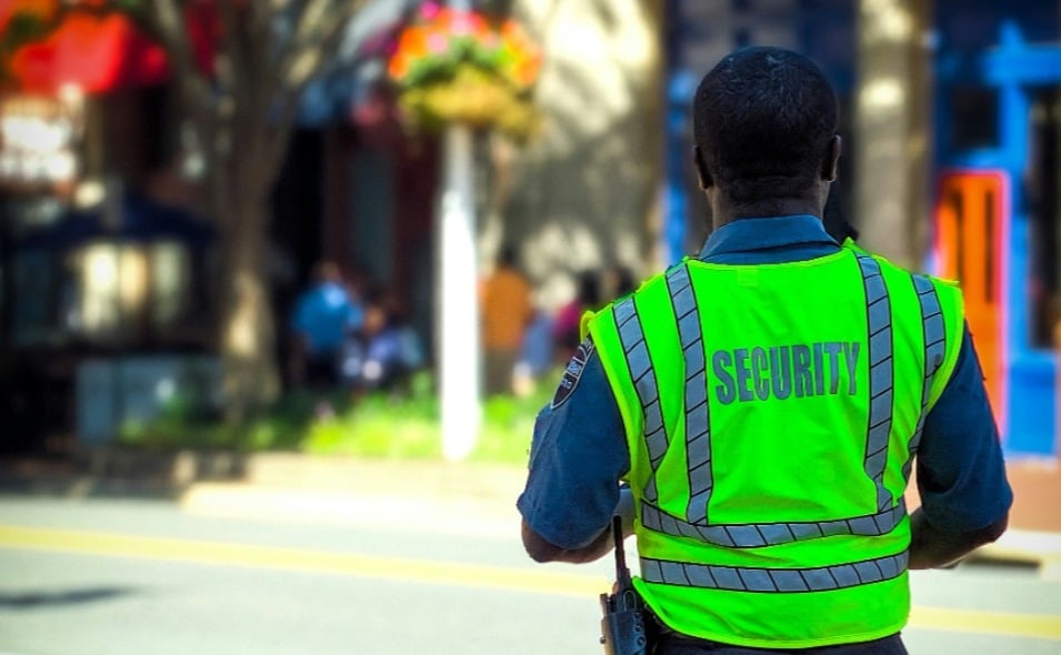 igrejas-reforcam-seguranca-em-meio-ao-aumento-de-ataques-nos-eua-e-europa