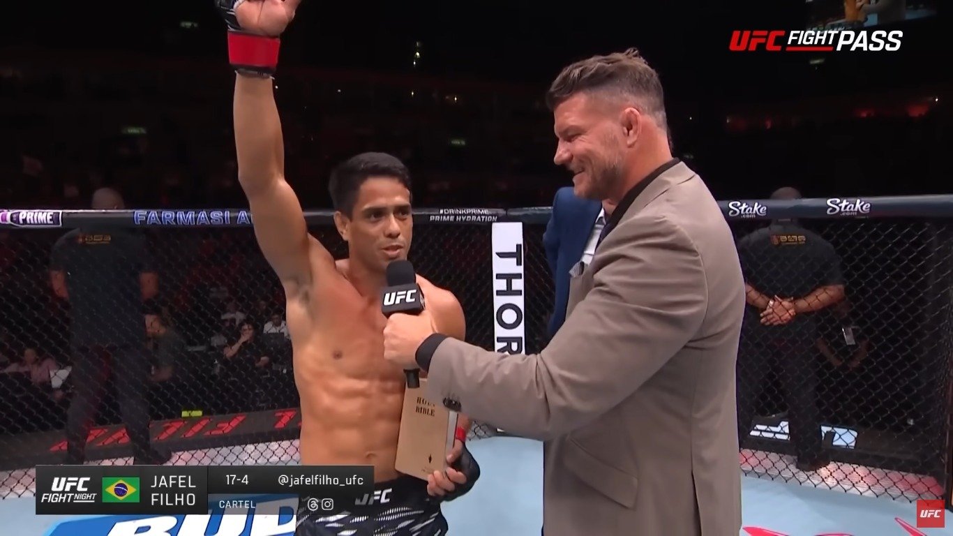 lutador-prega-com-biblia-no-ufc-rio:-“jesus-esta-voltando!-desperta,-brasil!”