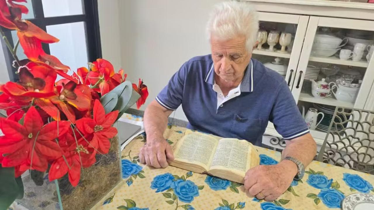idoso-de-84-anos-afirma-ter-lido-a-biblia-94-vezes:-‘sede-de-aprender’