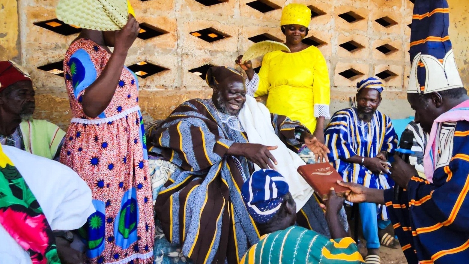 povo-de-gana-recebe-biblia-apos-20-anos-de-trabalho-de-traducao:-“fome-pela-palavra”