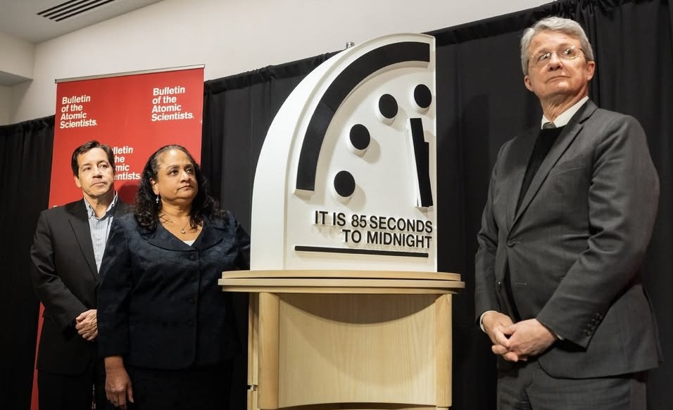 relogio-do-juizo-final-chega-ao-ponto-mais-critico,-com-ia-entre-os-novos-riscos