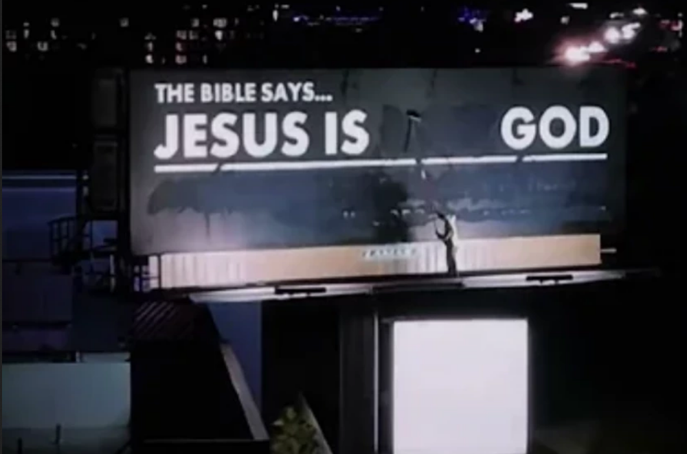 homem-pinta-por-cima-de-cartaz-“jesus-nao-e-deus”-e-transforma-mensagem-em-“jesus-e-deus”