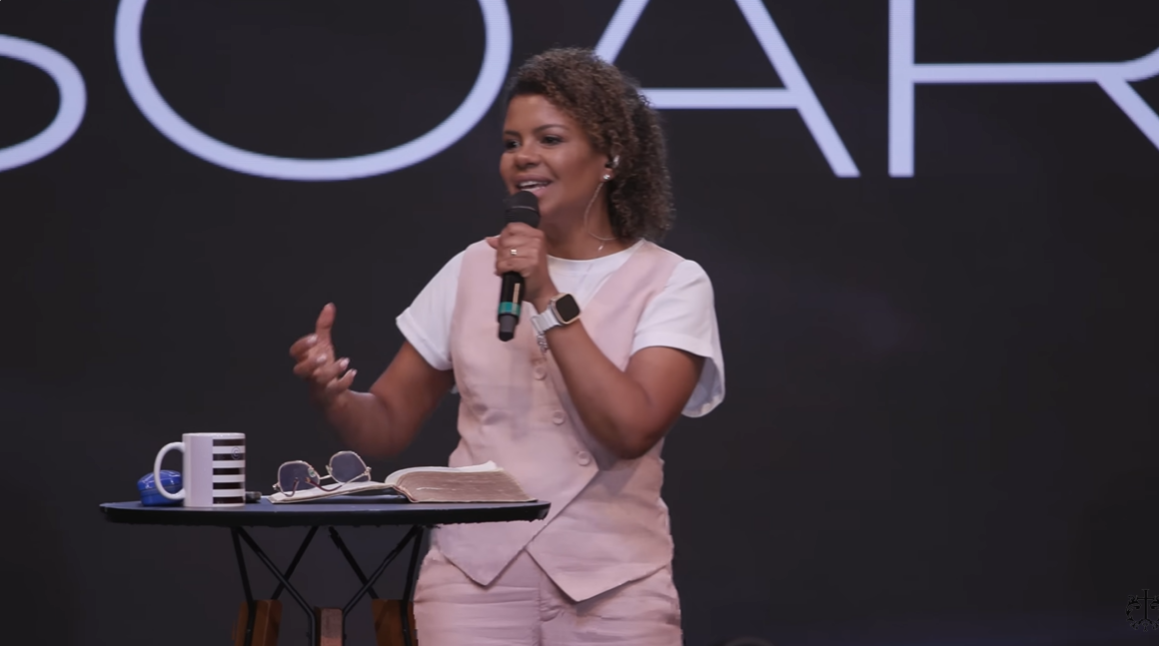 “nos-tornamos-profissionais-do-culto”,-diz-nivea-soares-ao-chamar-igreja-ao-quebrantamento