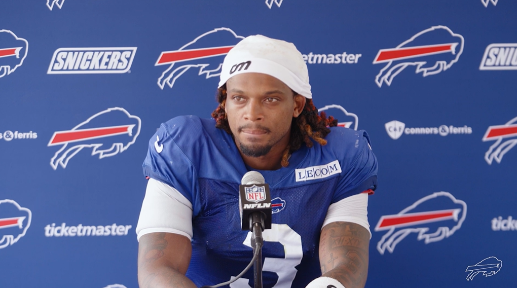 tres-anos-apos-parada-cardiaca,-jogador-da-nfl-e-batizado:-‘me-deu-paz’